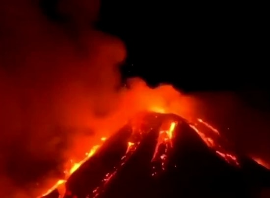 Sicilya Adasında Bulunan Etna Yanardağı Patladı