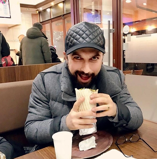 Döner yerken bile bu kadar cool olmayı başarabilen tek kişi: Tarkan