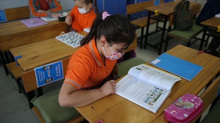 Okullarda Yardımcı Kaynak Kitap Tepkisi: 'Bu Kaynak Kitap Terörünü Durdurun'