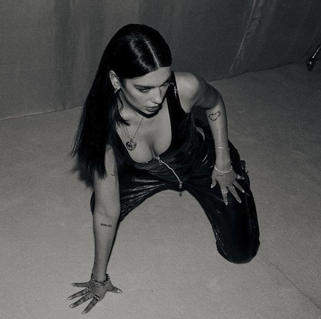 Dua Lipa başarılı müzik kariyeri ile tanıyan herkesin kalbini fetheden kadınlardan bir tanesi...