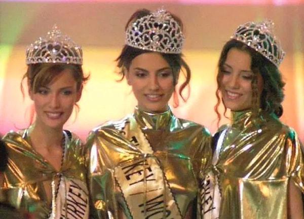 20 yaşındayken Kanal D Miss Turkey güzellik yarışmasında derece aldı. Bu yarışmada 3. olan Cansu Dere ardından mankenlik yapmaya başladı.
