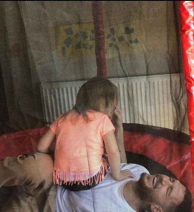 Trambolinde de zıplıyorlar.