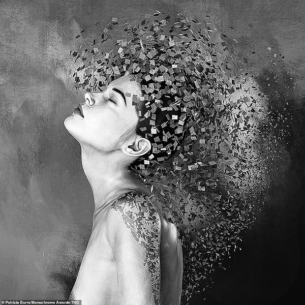 Женщина отбрасывает волосы, окруженные крошечными осколками. Итальянский фотограф Патриция Бурра заняла первое место в категории профессиональных фотоманипуляций.