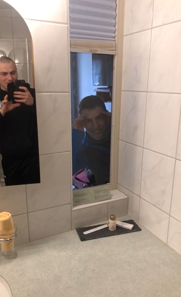 12. Когда вы просто хотите побыть один в ванной комнате своего гостиничного номера, но в ней без всякой причины есть окно