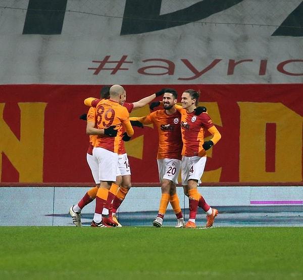 İlk 45 dakika Galatasaray'ın 3-0'lık üstünlüğü ile sona erdi.