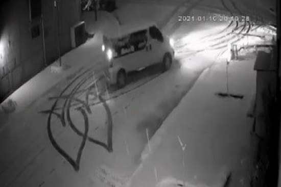 Kız Arkadaşının Evinin Önünde, Karlı Yolda Aracı ile Manevra Yaparak Kalp Çizen Yurdum İnsanı