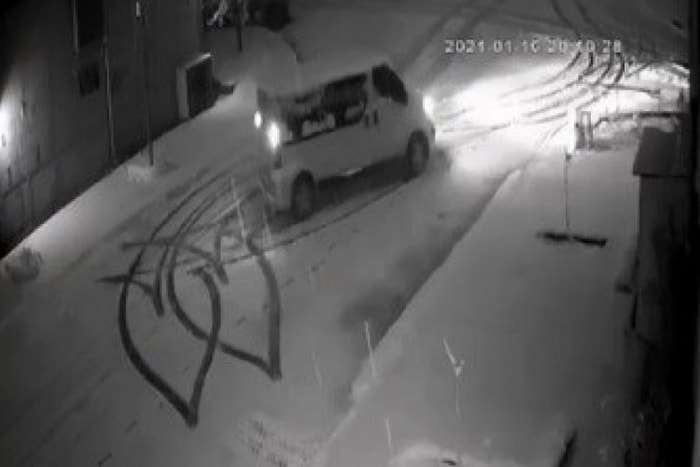 Kız Arkadaşının Evinin Önünde, Karlı Yolda Aracı ile Manevra Yaparak Kalp Çizen Yurdum İnsanı