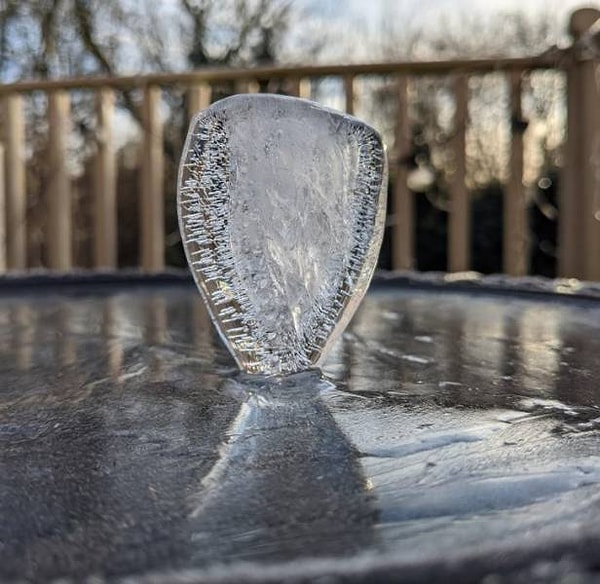 12. "Сегодня с утра выхожу на террасу и вижу вот такую причудливую ледяную фигуру".