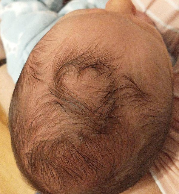 20. Новорожденный малыш, который удивил и порадовал всех своей трогательной прической :).