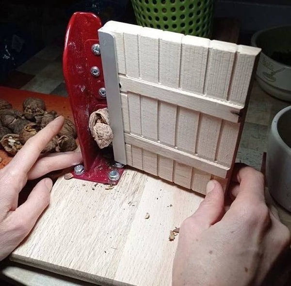 6. "Мы живем в частном доме с садом. В саду много ореховых деревьев, и весь газон просто усыпан ими. Я люблю лакомиться этими орешками, раскалывая их...кухонной дверью. Моей жене, конечно же, это не нравится (хотя она признается, что поступала бы так же, но больно жалко дверь). И тут я решил подарить ей специальную дверь для колки орехов".