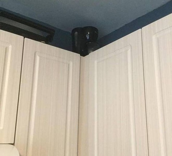 9. "Мой 13-летний сын, рост которого перевалил за 180 см, считает забавным ставить разные предметы туда, где я не могу до них достать".