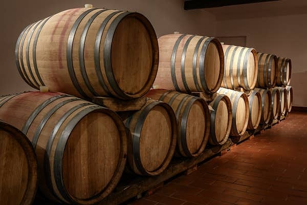 7. Бурбон на самом деле прозрачен, он приобретает свой цвет благодаря дубовым бочкам, в которых он выдерживается.