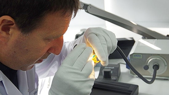 Bu Yönteme Dikkat! 9 Bin TL'ye Aldığı Takı Setinin Taşları 10 Dolarlık Çıktı