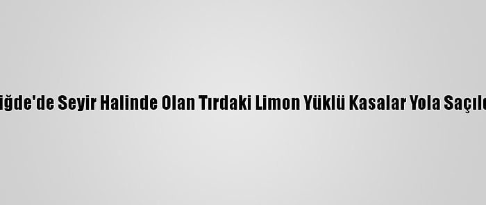 Niğde'de Seyir Halinde Olan Tırdaki Limon Yüklü Kasalar Yola Saçıldı