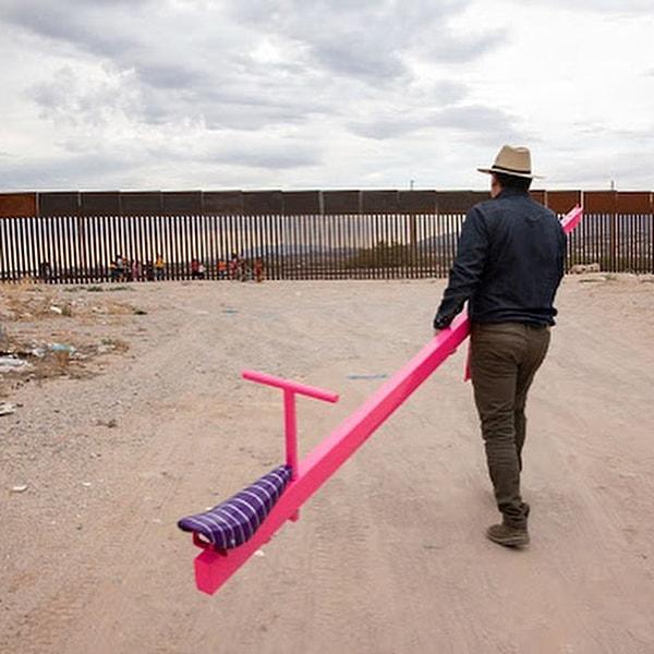 Bir Meksikalı sanatçı grubunun yardımıyla yerleştirilen pembe tahterevalliler, birlikteliği sembolize ediyor.