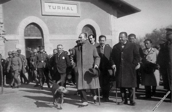 Bir diğer hikaye ise daha ilginçtir. Yeni atanmış valilerden biri Atatürk'ü ziyaret eder ancak vali eski Osmanlı adetlerini bırakmadığı için...