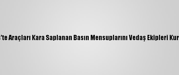 Bitlis'te Araçları Kara Saplanan Basın Mensuplarını Vedaş Ekipleri Kurtardı