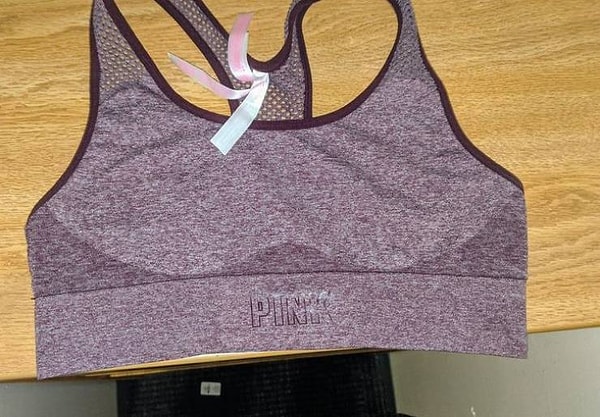 2. "Я всегда выгляжу вспотевшей под грудью из-за дурацкого цвета моего спортивного топа!"