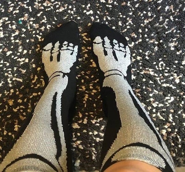 5. "Вообще-то это крутые носки, не будь они на одну (правую) ногу".