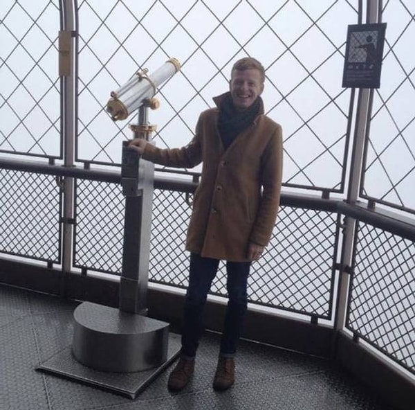 14. "Это я на вершине Эйфелевой башни любуюсь чарующим видом на город любви. Еще находясь внизу, я понял, что сегодня неподходящий денек из-за тумана, но билет был куплен заранее, так что у меня не осталось выбора :)".