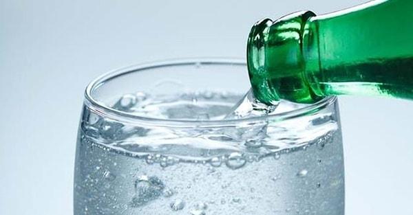 Soda, karbonatlı sudur ve suyu karbonize etme eylemi, bir kısmını karbonik aside dönüştürür.