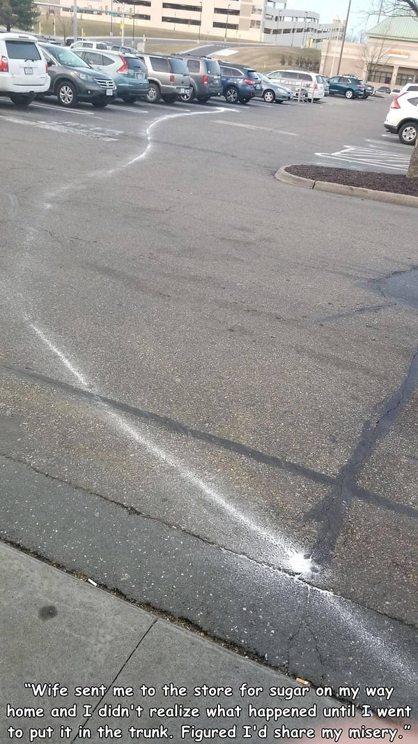 10. "Жена отправила меня в магазин за сахаром. Я не заметил подвоха, пока не дошел до машины, чтобы положить его в багажник. Просто поделюсь своим файлом здесь".