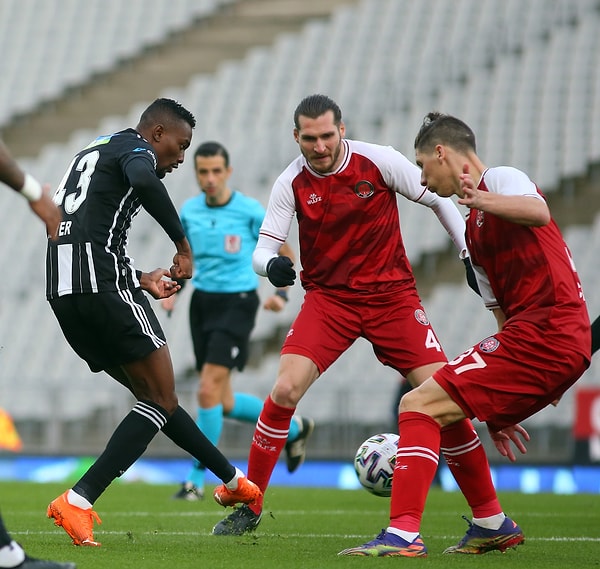 50. dakikada Beşiktaş, Bernard Mensah'ın attığı golle skoru 2-0'a taşıdı.