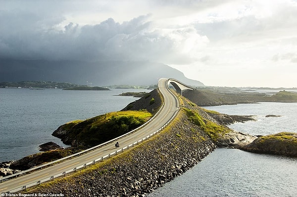 Дорога к Атлантическому океану в Норвегии, недалеко от Тронхейма, которая описана в книге как «удовольствие от езды на велосипеде» и «незабываемая», хотя летом она, очевидно, может быть «довольно загружена», поэтому рекомендуемое посещение в межсезонье.