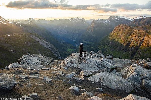 «Победный вид» на норвежской «крыше мира» - горе Далснибба. Вершина находится на высоте 1476 м и имеет захватывающий вид на Гейрангер-фьорд. Восхождение не из легких. Велосипедистам необходимо проехать по крутой дороге с уклоном в 9,6% на одном участке, говорится в книге. Но хорошая новость заключается в том, что велосипеды проезжают через пункт взимания пошлины бесплатно, «потому что они считают, что ты псих».