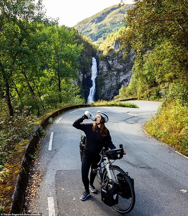 Перерыв на питье во время восхождения на Стальхеймсклейва, одну из самых крутых дорог Северной Европы. Она имеет градиент разрушения легких до 18 процентов. С другой стороны, есть пара красивых водопадов, на которые стоит посмотреть.