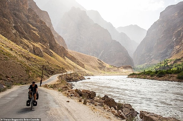 Тристан у реки Пяндж в Таджикистане. Авторы описывают этот маршрут как «непростое место для езды на велосипеде». Они говорят: «Шум реки с каждым днем все сильнее и сильнее проникал в наши уши, в то время как пыль и вибрация руля по стиральной доске и куски оставшейся дороги разъедали нашу мотивацию». Еще сложнее от того, что температура днем достигает до 40C.