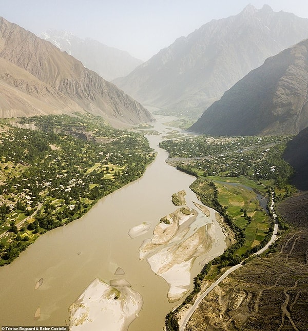 Потрясающий снимок с дрона реки Пяндж, Таджикистан справа и Афганистан на другой стороне. В книге объясняется, что условия в Таджикистане суровые, но гостеприимство местных жителей помогает. Тристану и Белену регулярно предлагали еду совершенно незнакомые люди.