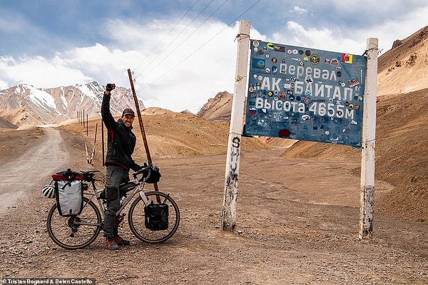 Ак Байтал, самый высокий перевал Памирского тракта в Таджикистане на высоте 4655 м. Авторы говорят: «Восхождение на вершину дает уникальную возможность осознать, насколько важен кислород, которым мы дышим».