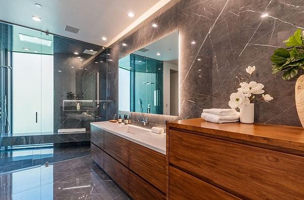 Evin banyosu ise son derecede modern bir şekilde dizayn edilmiş. Duvarları büyük aynalar ve LED ışıklandırmalar süslüyor.