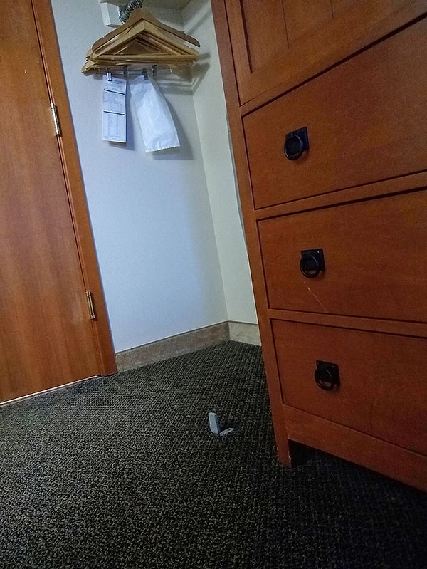 16. Дверной стоппер в моем гостиничном номере. Не сосчитать, сколько раз я отбил пальцы ног.