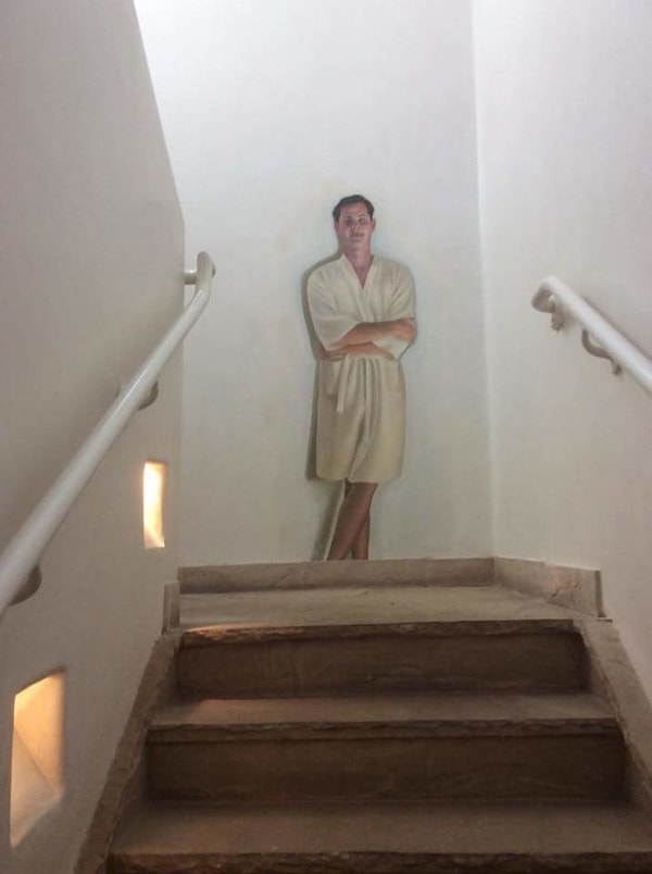 12. Рисунок в подъезде гостиницы, ведущей к фитнес-центру.