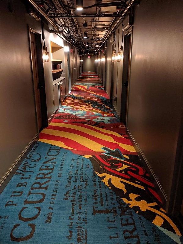 16. На ковре в моем отеле был напечатан курсор от компьютерной мышки.