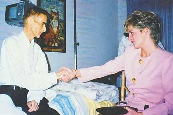 14. Prenses Diana, canlı yayında bir AIDS hastasının elini eldiven giymeden sıktı ve AIDS'in temas yoluyla geçebileceğine olan yaygın inanca meydan okudu. Bu an, AIDS hastası olanlar için çok büyük bir andı.