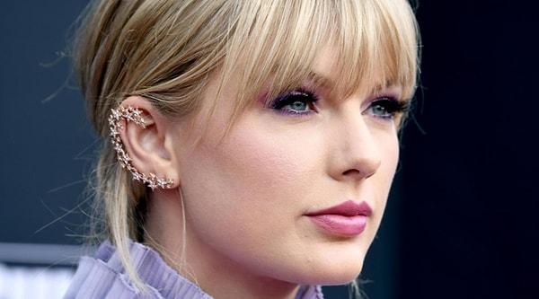 15. Taylor Swift, zengin bir ailenin çocuğu olarak dünyaya geldi. Babası, üç nesil boyunca banka başkanlığı yapmış bir ailenin üyesiydi ve Merrill Lynch için çalışıyordu.