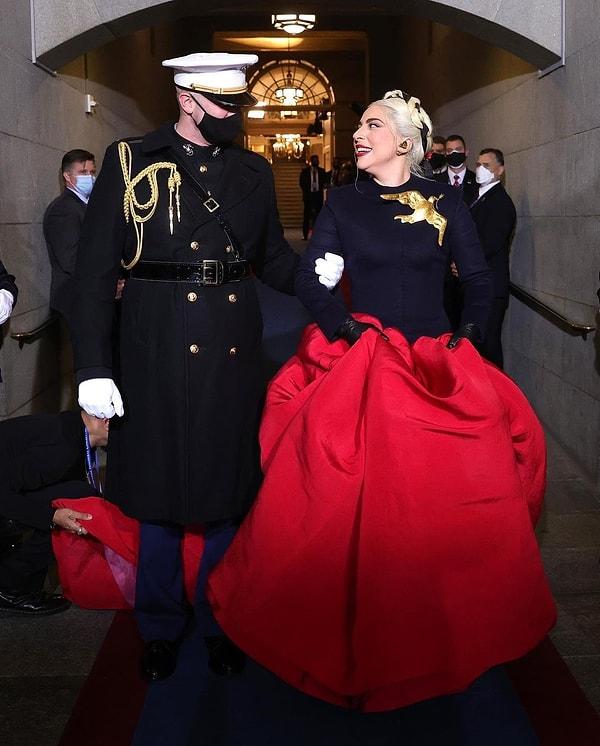 Gaga kıyafetiyle töreni yıktı geçti desek az kalır! Kıyafeti ve duruşu sosyal medyada büyük beğeni topladı.