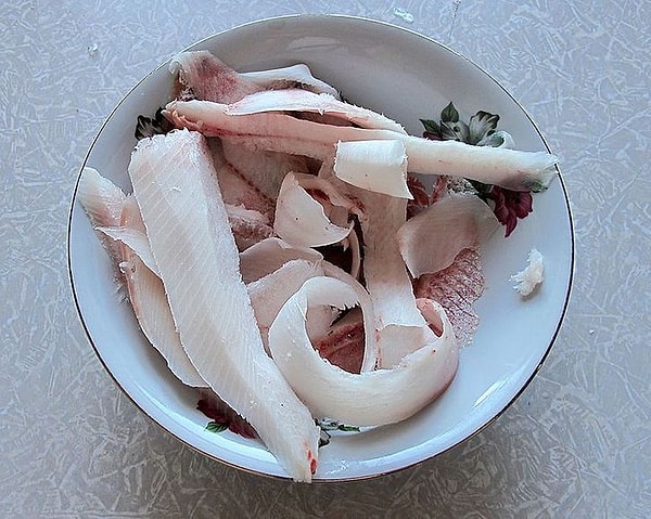 11. Çiğ balık ve etler donmuş bir durumda ve doğrandıktan sonra tuzlanıp yeniyor.