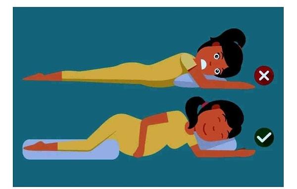 1. Yatış pozisyonu... Normalde çok deli yatanlar için belki de en zor kısmı bu olabilir :) Hamileliğinizin yaklaşık 5. ayından sonra, hem sizin rahat edeceğiniz hem de bebeğinizin en rahat edeceği pozisyon, sol tarafınıza yatmak.