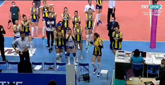 Fenerbahçe ve Galatasaray Arasında Oynanan Kadınlar Voleybol Maçı Sonrası Rakipler Birbirini Alkışladı