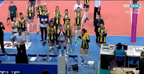 Fenerbahçe ve Galatasaray arasında oynanan Kadınlar Voleybol maçı sonrası, her iki takımı oyuncuları birbirlerini müthiş mücadele nedeniyle alkışladılar.
