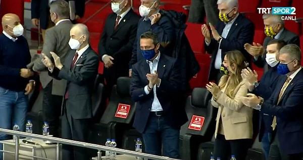 Maçı tribünde takip eden Galatasaray Başkanı Mustafa Cengiz ve Fenerbahçe Başkanı Ali Koç da sporcuların bu davranışına ayakta alkışlayarak karşılık verdi. İki başkan da maç sonu selamlaşarak dostluk görüntüsü verdi.
