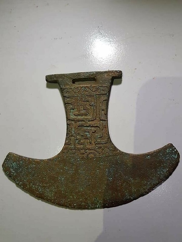 5. Это примерно размером с мою руку, сделанное из какого-то металла (я думаю, из меди)