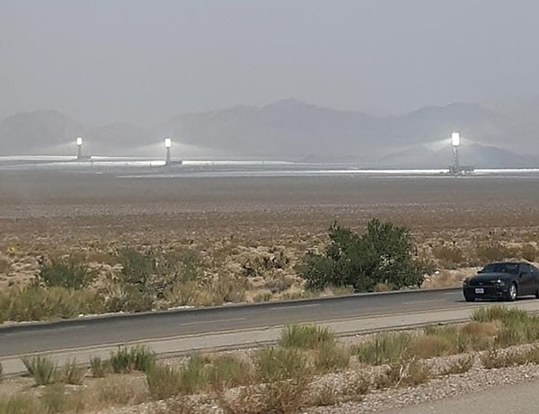 10. Я увидел эти башни в Калифорнии на трассе I-15 на запад от границы штатов Калифорния-Невада