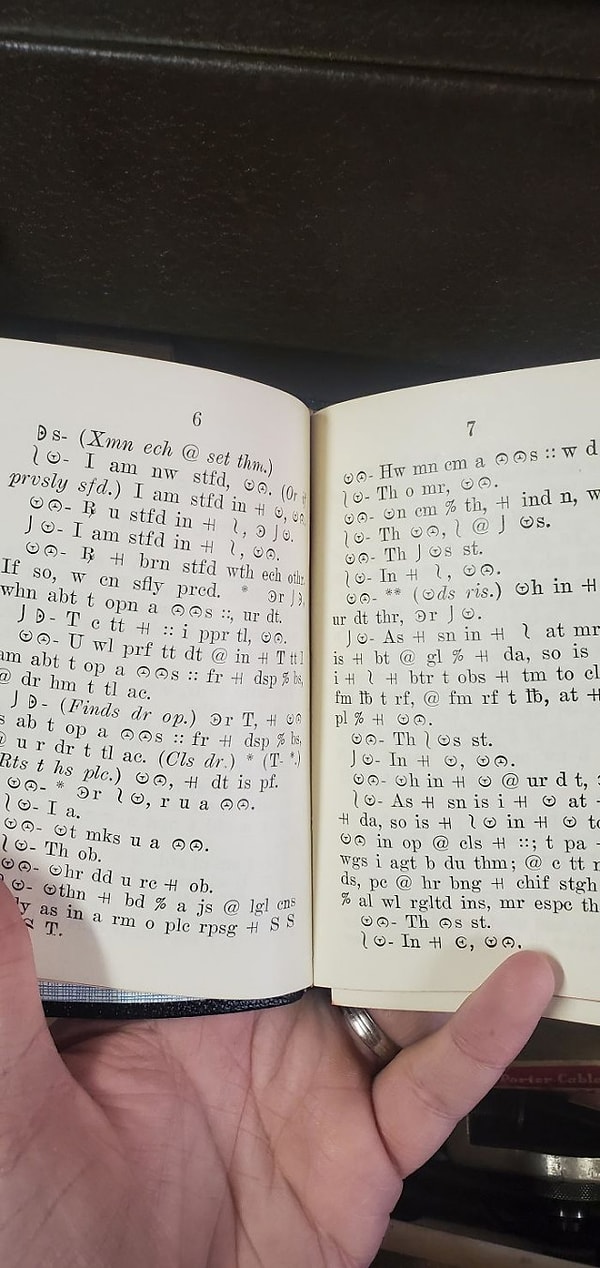 9. Нашёл эту крошечную книгу без обложки и со странным текстом