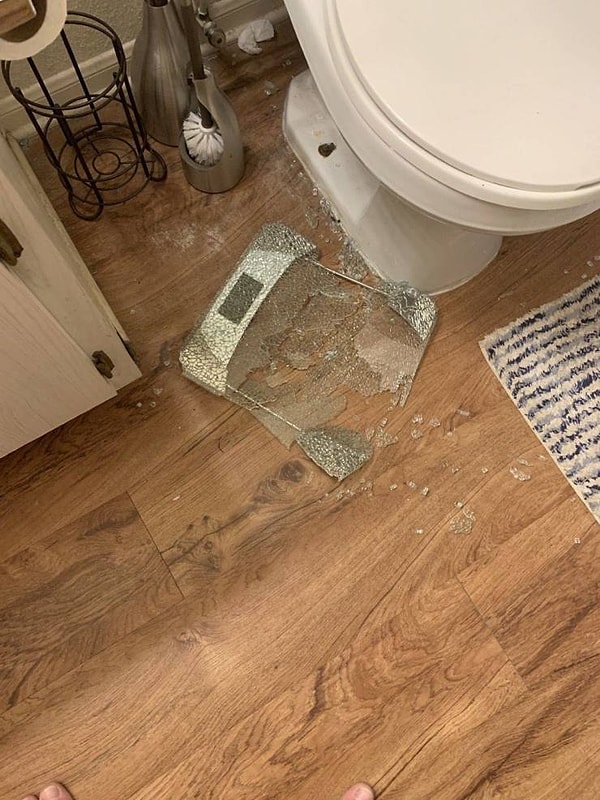 9. Бедные весы не выдержали нагрузки.