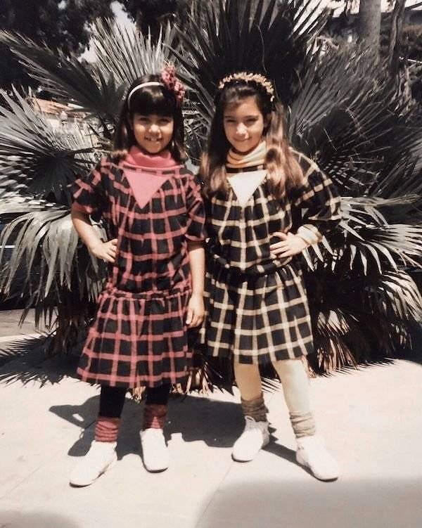 16. Нарядные Кортни и Ким Кардашян в детстве.
